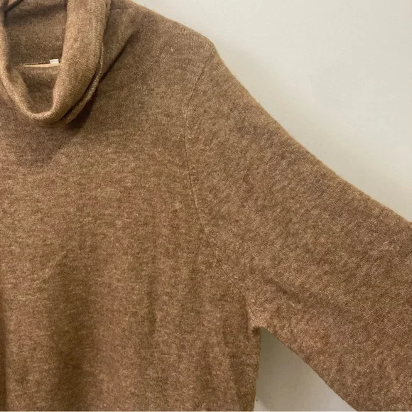 Group by Babaton Adichie Turtleneck Sweater Size Large Oversized Tan - Picture 9 of 13